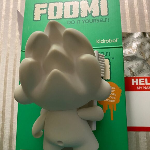 FOOMI FIGURE BY KIDROBOT 6.5" WHITE DO IT YOURSELF - Picture 3 of 10